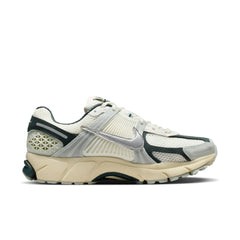 WMNS Nike Zoom Vomero 5 (Sail/Metallic Silver)