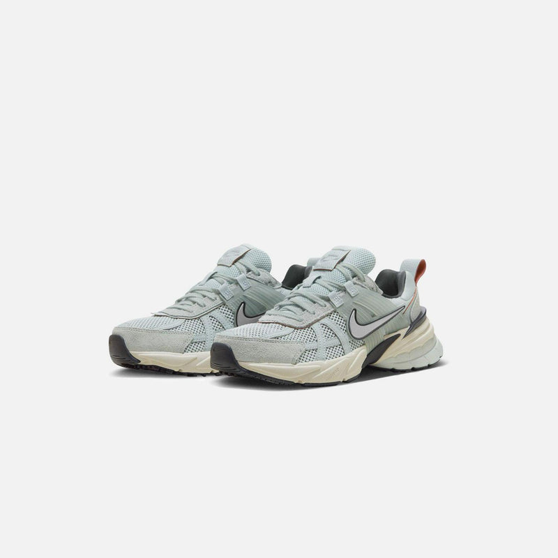 WMNS Nike V2K Run Light Pumice Chrome Light Orewood nkfn6703-003 Shoe Sneaker