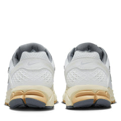 Wmns Nike Zoom Vomero 5 Summit White Pure Platinum Grey Brown FJ2028-101 Sneaker