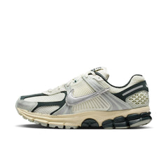 WMNS Nike Zoom Vomero 5 (Sail/Metallic Silver)