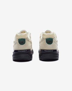 NEW BALANCE 'MADE in USA' 990V4 - MACADAMIANUT